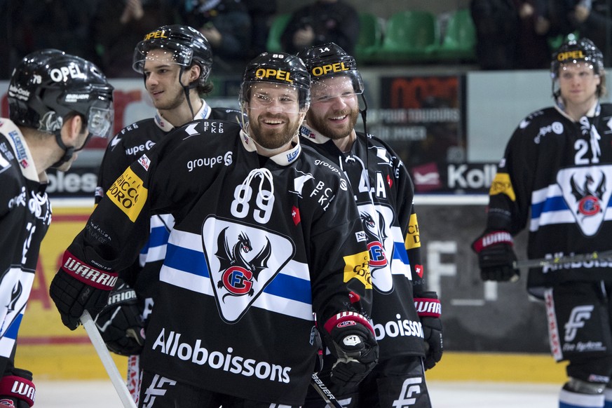 Fribourgs Andrei Bykov, mitte-links, und Fribourgs Ralph Stalder, mitte-rechts, und Spieler von HC Fribourg Gotteron reagieren nach dem Sieg (4-1), beim Eishockey Meisterschaftsspiel der National Leag ...