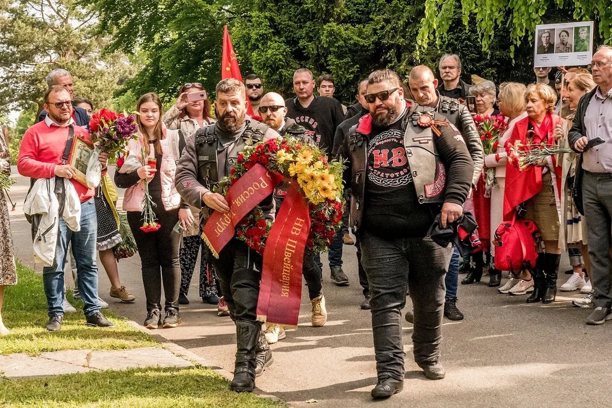 Die Nachtwölfe Artjom S. und Ivica M. auf dem Friedhof Hörnli. (Basel, 10.5.2022)