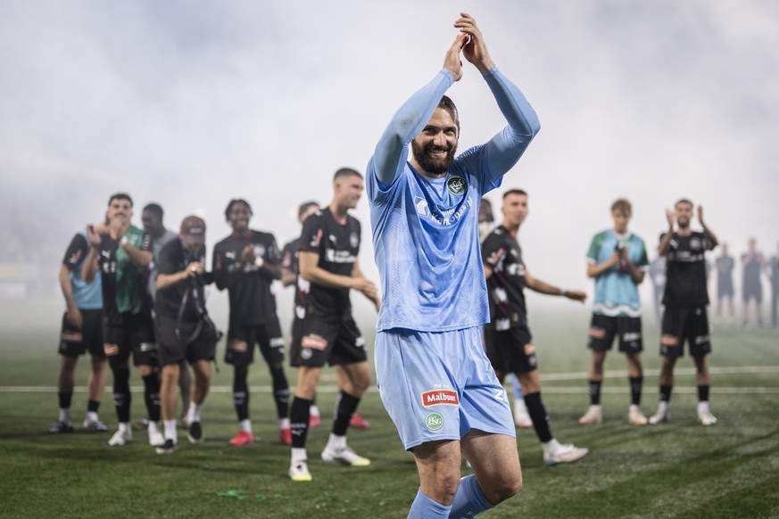 Torhueter Lukas Watkowiak (SG) jubelt vor den Fans nach dem Penaltyschiessen in der zweiten Runde im Schweizer Cup Fussballspiel zwischen dem FC Wil (FCW) und dem FC St. Gallen (SG) im Stadion Berghol ...