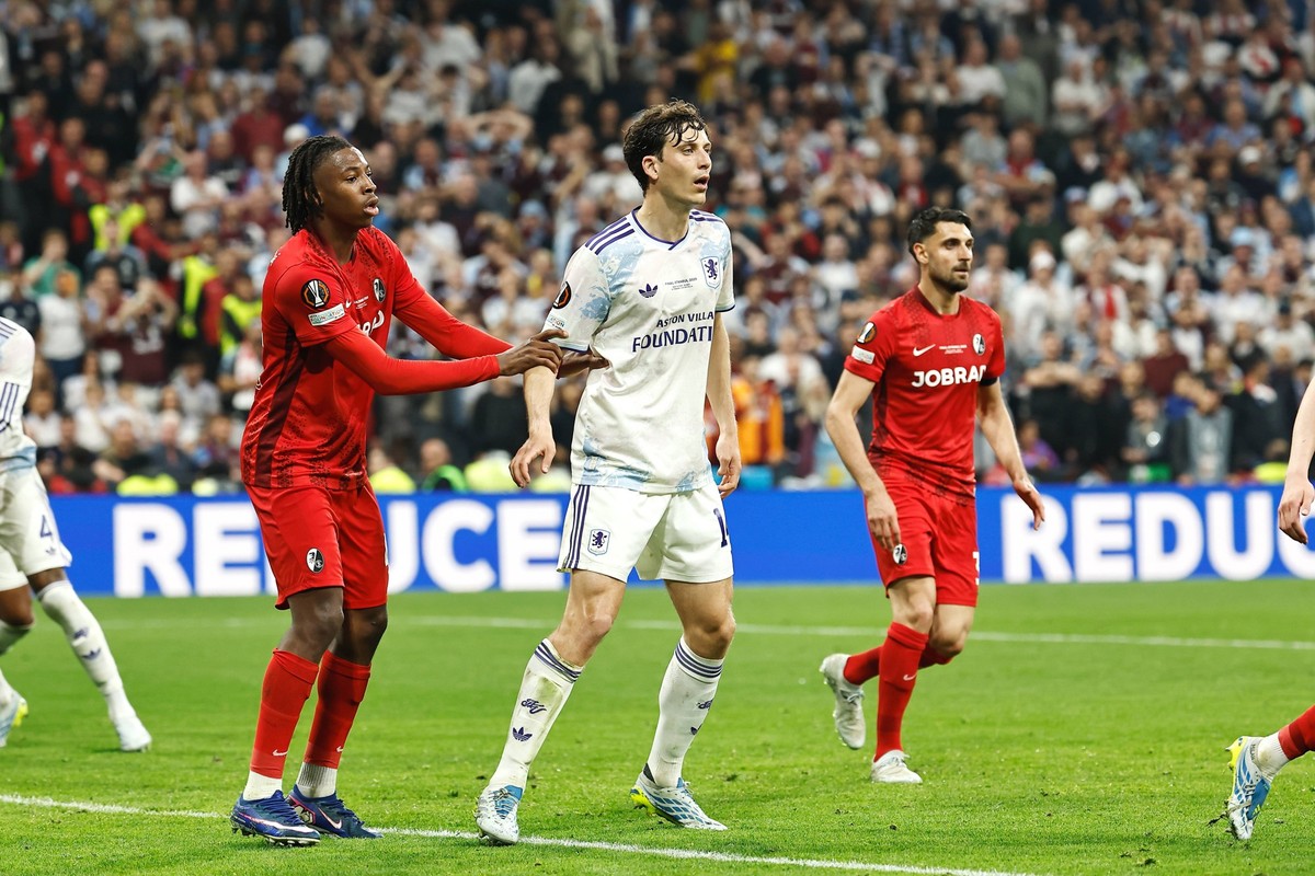 L-R Johan Manzambi Freiburg, Pau Torres Aston Villa, MAY 20, 2026 - Football / Soccer : UEFA Europa League final match between SC Freiburg - Aston Villa FC at the Besiktas Stadium in Istanbul, Turkey. ...