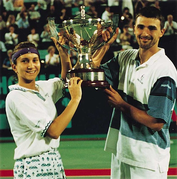 Iva Maijoli und Goran Ivanisevic lassen sich als Hopman-Cup-Sieger 1996 feiern.