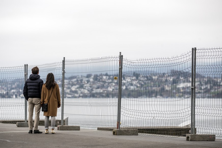 Das Seeufer ist mit Gittern abgesperrt, aufgenommen am Samstag, 21. Maerz 2020 in Zuerich. Die Stadt Zuerich ergreift weitere Massnahmen im Kampf gegen das Coronavirus und sperrt mehrere Plaetze, Paer ...