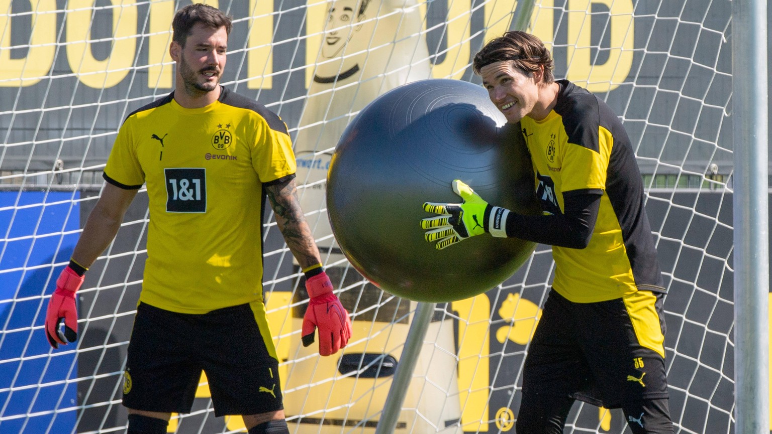 Torwart Roman BUERKI li., Bürki, DO und Torwart Marvin HITZ DO trainieren mit einem grossen Ball, Fussball 1. Bundesliga, Training, Borussia Dortmund DO am 06.08.2020 in Dortmund/ Deutschland. *** Goa ...