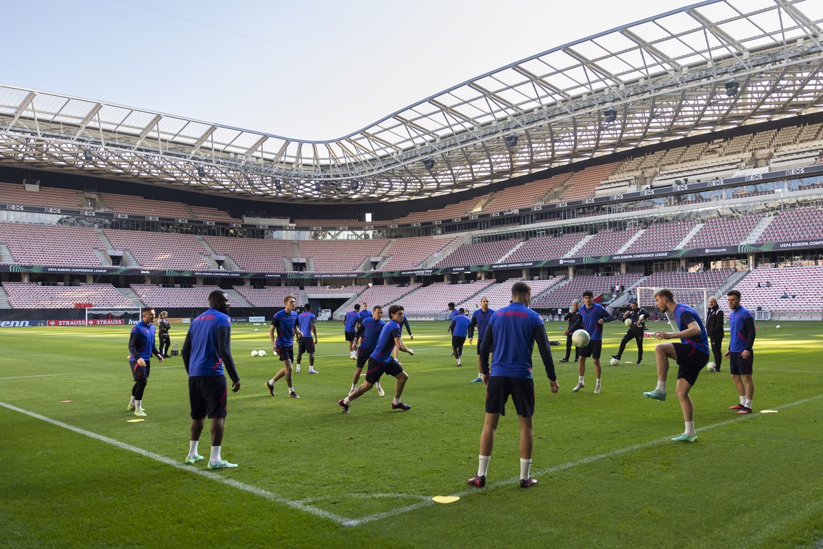 Basels players in action during a training session one day before the UEFA Conference League quarter final soccer match between OGC Nice of France and Switzerland's FC Basel 1893, Wednesday, Apri ...
