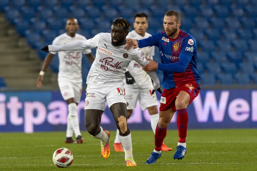 Servettes Grejohn Kyei, links, im Kampf um den Ball gegen Basels Pajtim Kasami, rechts, im Fussball Meisterschaftsspiel der Super League zwischen dem FC Basel 1893 und dem Servette FC im Stadion St. J ...