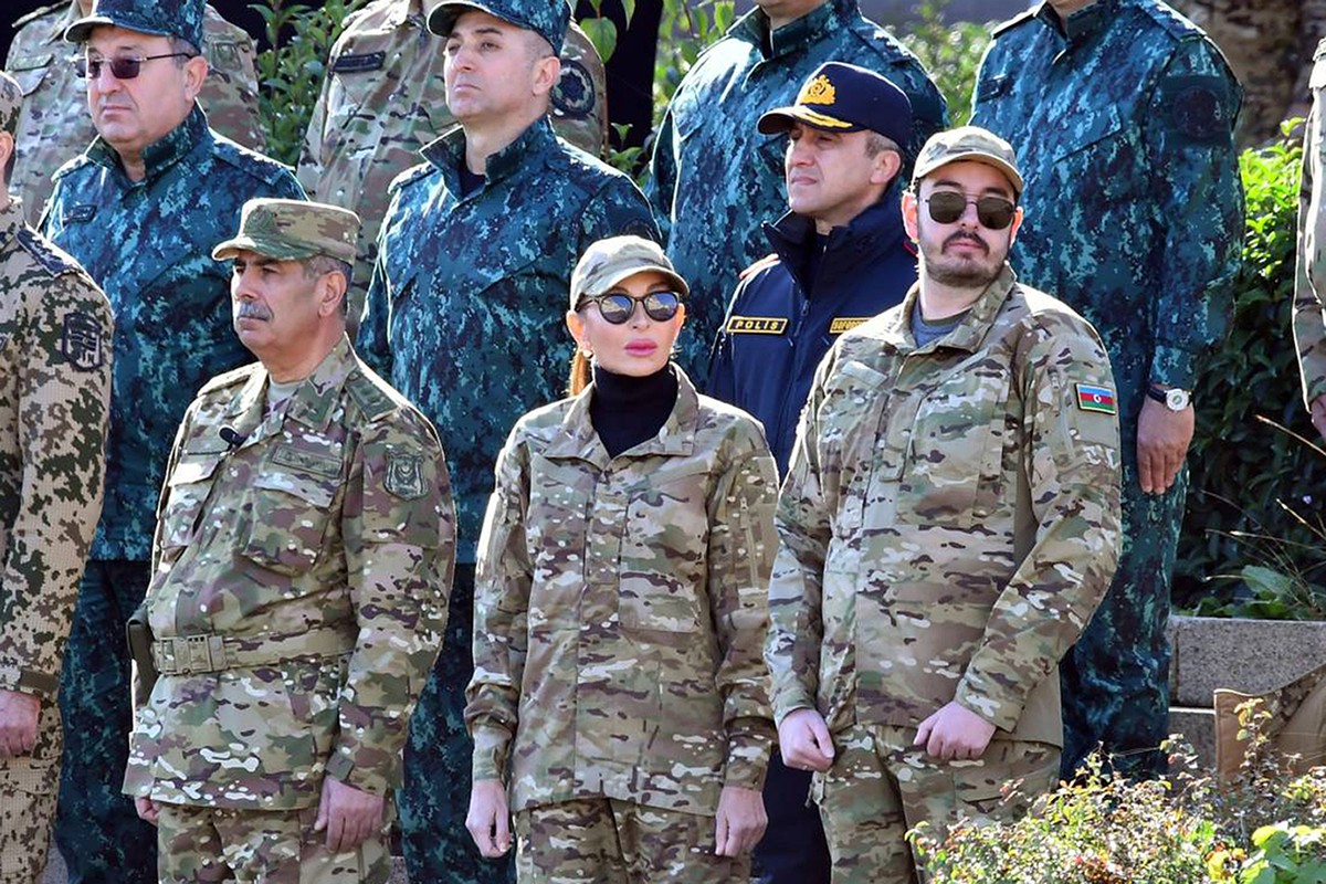 A droite, l'épouse et le fils du président Ilham Aliyev, lors d'un défilé militaire dans le Nagorno-Karabakh.