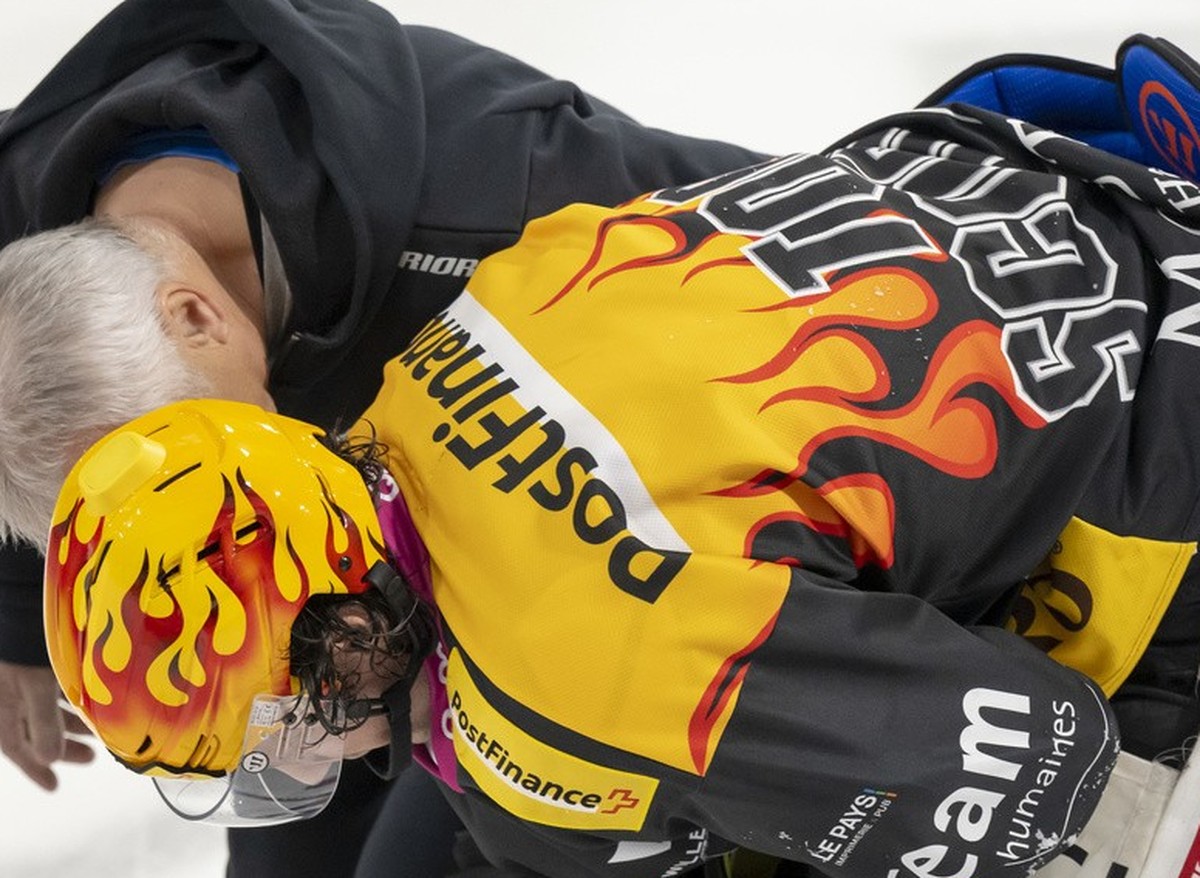 Ajoies PostFinance Top Scorer Jonathan Hazen muss verletzt das Eis verlassen beim ersten Spiel der Eishockey Ligaqualifikation der National League zwischen dem HC Ajoie und dem HC La Chaux-de-Fonds in ...