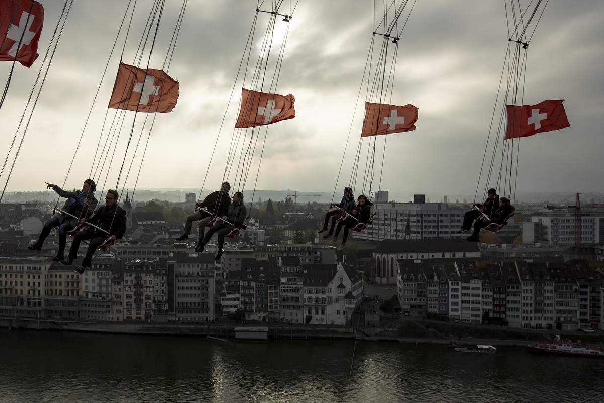 Besucher vergnuegen sich auf der "Condor" beim Kasernenareal an der Herbstmesse in Basel am Samstag, 29. Oktober 2016. (KEYSTONE/Alexandra Wey)