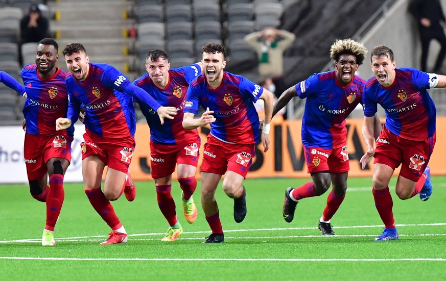 Die Spieler des FC Basel freuen sich über den Sieg im Penaltyschiessen gegen Hammarby IF.