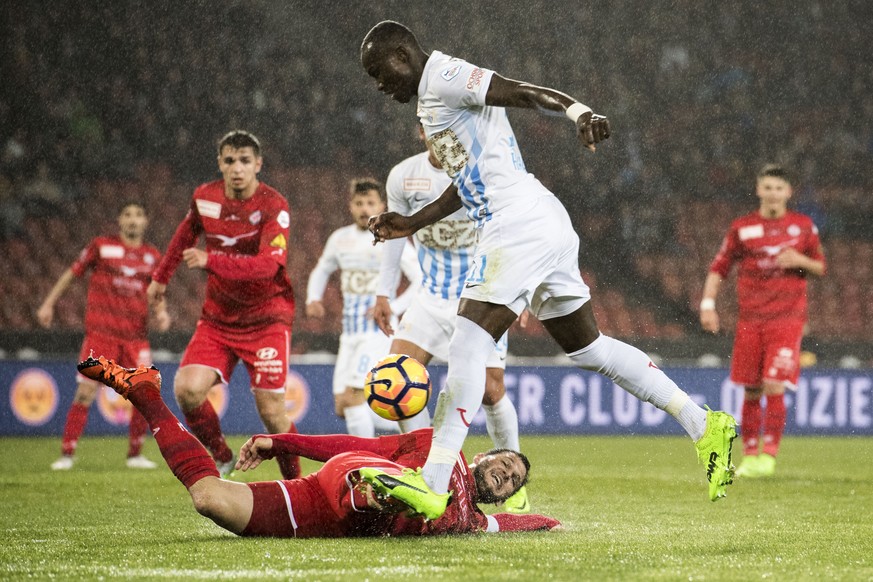 Zuerichs Raphael Dwamena, oben, spielt um den Ball gegen Winterthurs Guillaume Katz, unten, im Challenge League Fussballspiel zwischen dem FC Zuerich und dem FC Winterthur im Letzigrund, am Samstag, 1 ...