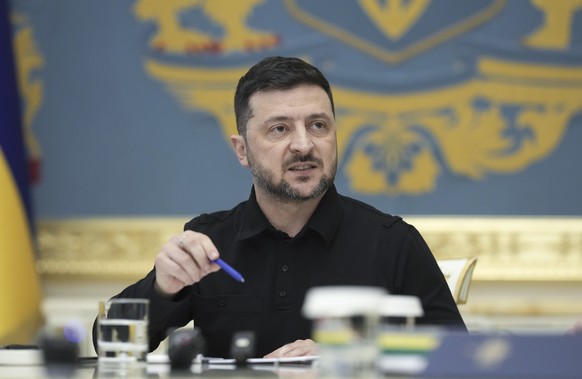 epa12510807 Ukrainian President Volodymyr Zelensky and members of the High Command General Headquarters attend a briefing for journalists in Kyiv, Ukraine, 07 November 2025. Zelensky spoke about the s ...