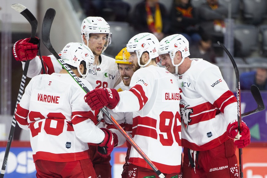 Lausannes PostFinance Top Scorer Christoph Bertschy jubelt nach Tor zum 1-1 mit seinen Teamkollegen im Eishockey Meisterschaftsspiel der National League zwischen EHC Biel und Lausanne HC, am Freitag,  ...