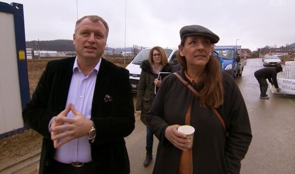 Goran Zeindler, zwielichtiger Unternehmer, zusammen mit SP-Nationalrätin Jaqueline Badran im Rahmen der 2019 erschienenen SRF-Serie &quot;Heimatland