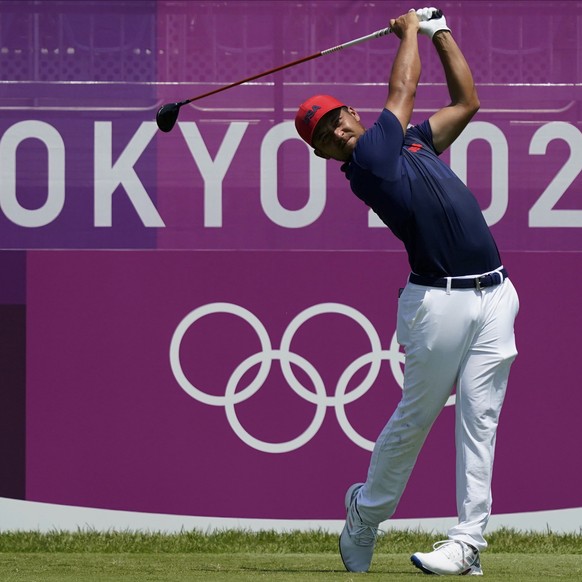 CORRECTS LAST NAME TO SCHAUFFELE FROM SHAUFFELE - Xander Schauffele of the United States hits a tee shot on the first hole during the final round of the men&#039;s golf event at the 2020 Summer Olympi ...