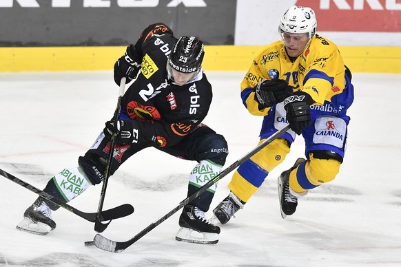 Berns Simon Bodenmann, links, im Duell gegen Davos&#039; Enzo Corvi im Eishockey National League A Spiel zwischen dem SC Bern und dem HC Davos, am Freitag, 25. November 2016, in der PostFinance Arena  ...