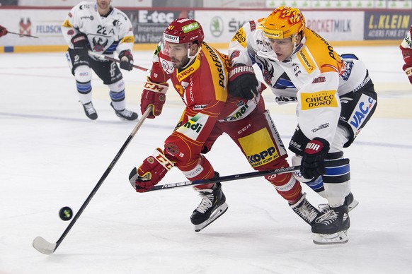 Biels Jason Fuchs, links, im Duell mit Fribourgs Killian Mottet im Eishockey Meisterschaftsspiel der National League zwischen dem EHC Biel und dem HC Fribourg Gotteron, am Freitag, 28. September 2018, ...