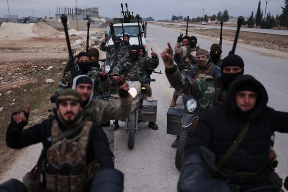 Syrian government soldiers carry machine guns as they ride motorcycles on a road leading to the town of Deir Hafer, Syria, Saturday, Jan. 17, 2026. (AP Photo/Ghaith Alsayed)
Syria Aleppo Clashes