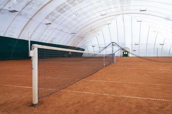 Eine geschlossene Tennishalle biem Tennisclub Neufeld, am Diensrtag, 24. Maerz 2020 in Bern. (KEYSTONE/Peter Klaunzer)