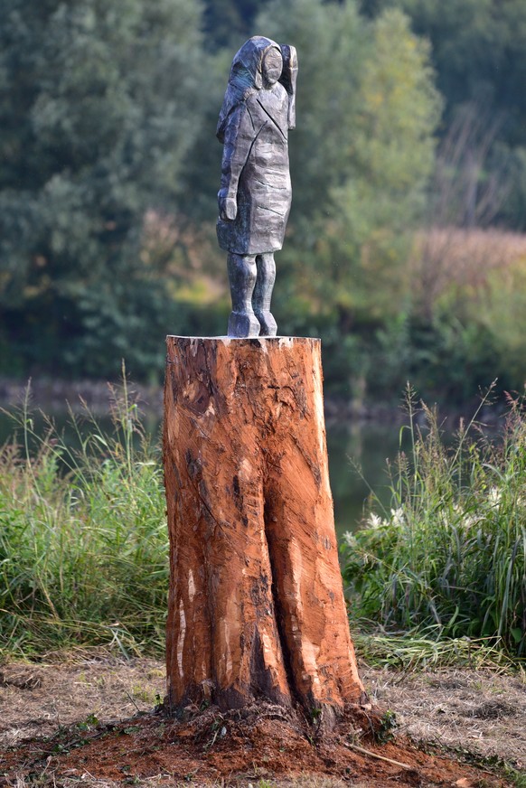 epa08671034 Unvailing of the statue from US First Lady Melania Trump by artists Bred Downey and Ales &#039;Maxi&#039; Zupevc at her birthplace in Sevnica, Slovenia, 15 September 2020. The Old wooden s ...
