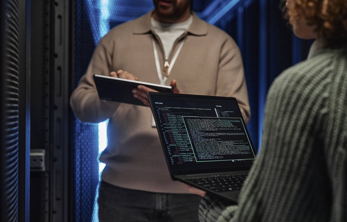 Arbeit in einem Server-Raum (Rechenzentrum).