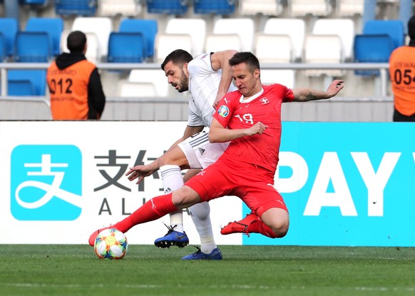 epa07458343 Switzerland&#039;s Mario Gavranovic (R) in action against Georgia&#039;s Davit Khocholava (L) during the UEFA Euro 2020 qualifier Group D soccer match between Georgia and Switzerland at th ...