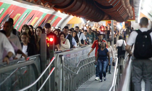 Momentan ein alltägliches Bild: Überfüllte Metrostationen mit Pendlern, die auf Ersatzbusse umsteigen müssen.