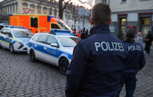 Polizisten sperren am 01.12.2017 die Strassen um einen Weihnachtsmarkt in der Potsdamer Innenstadt ab. Wegen eines verdaechtigen Gegenstands hat die Polizei in der Potsdamer Innenstadt einen Sperrkrei ...