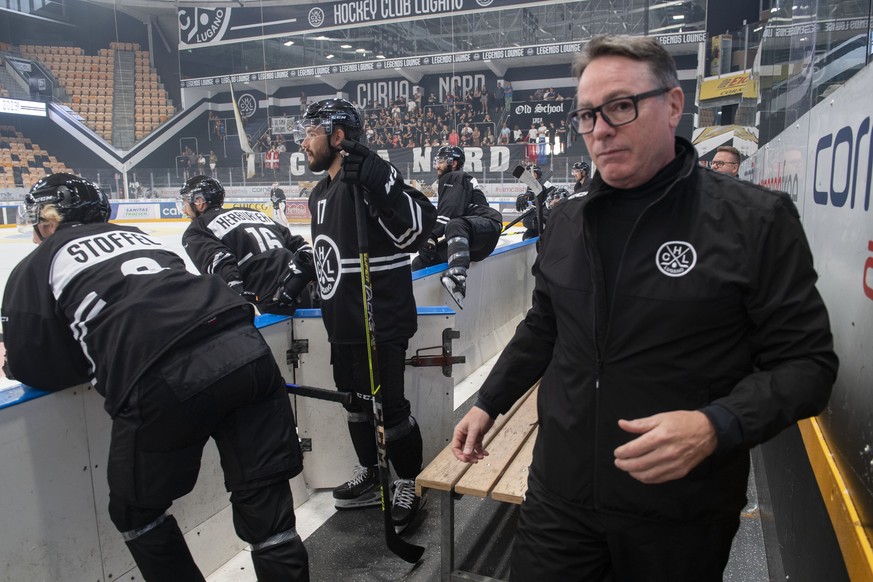 HC Lugano Trainer Chris McSorley, rechts, beim ersten Eistraining des HC Lugano fuer die Eishockey National League Saison 2022/23 am Montag, 1. August 2022, in Lugano. (KEYSTONE/Ti-Press/Davide Agosta ...