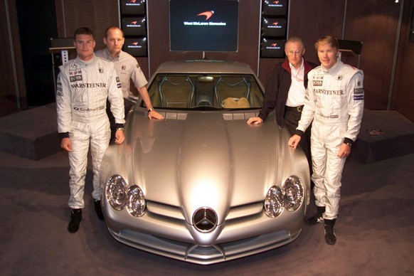 SIL98 - 19990710 - SILVERSTONE; ENGLAND; UK: McLaren-Mercedes pilots David Coulthard (left) and world champion Mika Hakkinen (right) are flanked by McLaren managing director Ron Dennis (left/back) and ...