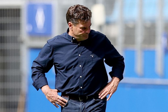 28.06.2020, Hamburg: Fu�ball: 2. Bundesliga, Hamburger SV - SV Sandhausen, 34. Spieltag im Volksparkstadion. Hamburgs Trainer Dieter Hecking steht am Spielfeldrand. WICHTIGER HINWEIS: Gem�� den Vorgab ...