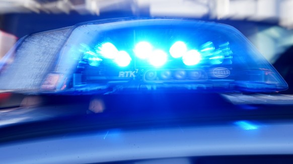 ARCHIV - 18.01.2024, Mecklenburg-Vorpommern, Schwerin: Das Blaulicht leuchtet auf einem Einsatzfahrzeug. (zu dpa: