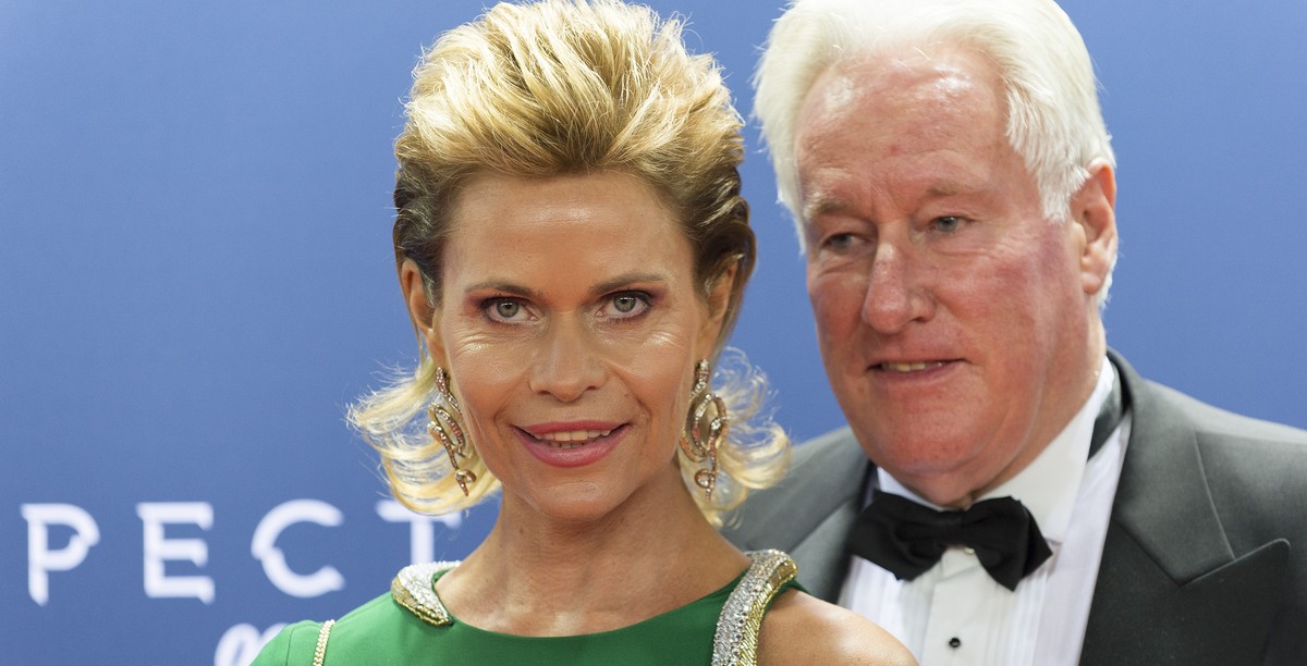 Promi-Milionaer Walter Beller und seine Frau Irina posieren fuer ein Foto auf dem roten Teppich an der Schweizer Premiere des neuen James-Bond-Films "Spectre", im Hallenstadion in Zuerich, a ...