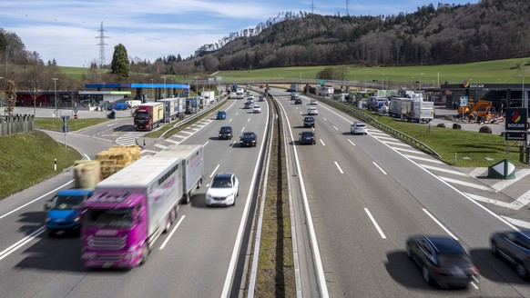Sicht auf die A1 Autobahn im Grauholz, am Donnerstag, 16. Maerz 2023, in Bern. Der Kanton Bern diskutiert ueber einen Ausbau des Abschnittes im Grauholz auf acht Spuren. (KEYSTONE/Peter Schneider)