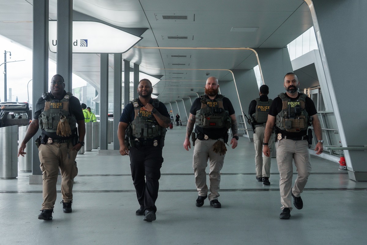 epa12854954 Immigration and Customs Enforcement (ICE) officers walk outside Terminal B of LaGuardia International Airport in New York, New York, USA, 27 March 2026. ICE officers were deployed at major ...