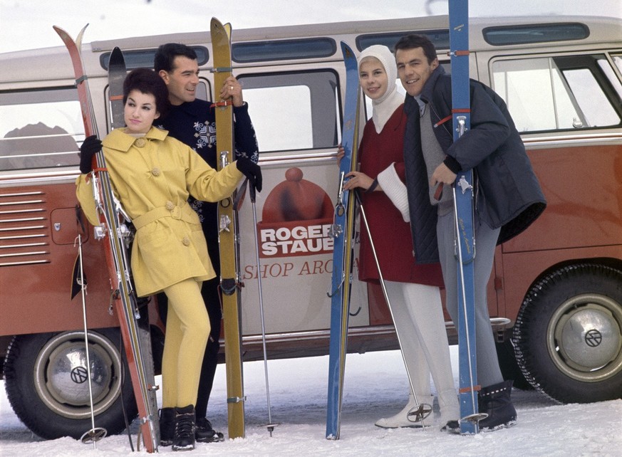 Swiss ski racer and sporting goods store owner Roger Staub poses with two models dressed in the fashions he designed in 1962 in Arosa, Switzerland.  (KEYSTONE/PHOTOPRESS-ARCHIVE/Str) The Swiss ski races...