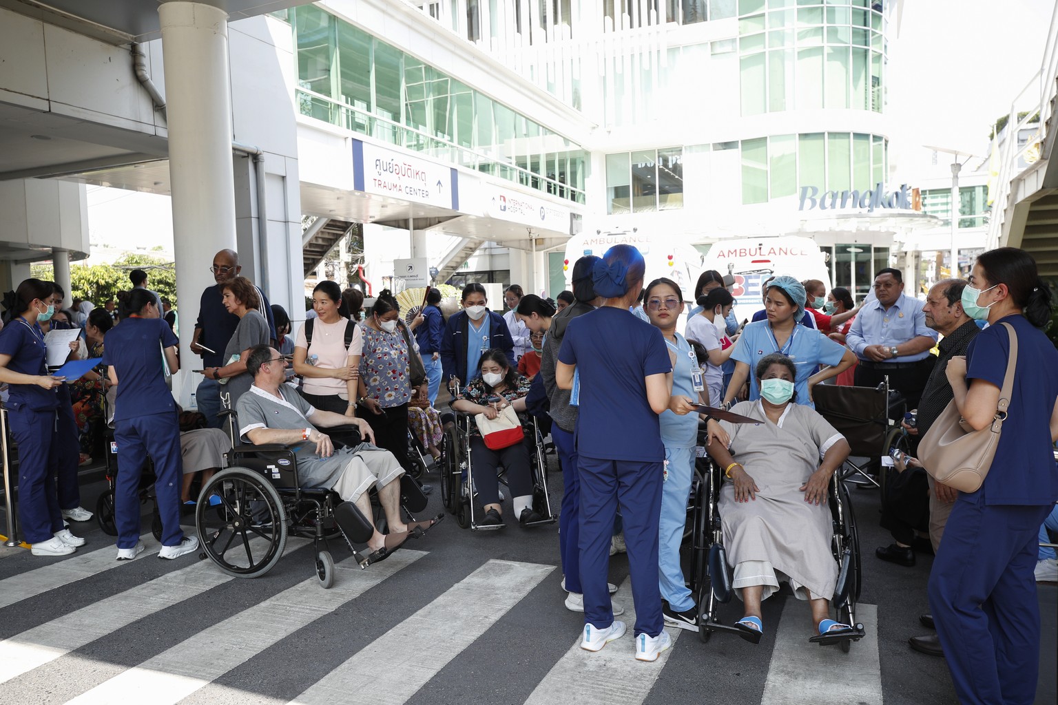 epa11993977 Patients, their families members and medics are evacuated after an earthquake, at a hospital in Bangkok, Thailand, 28 March 2025. A 7.7-magnitude earthquake struck Myanmar, according to th ...