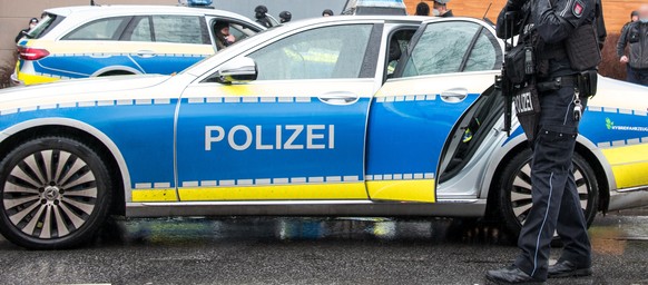 01.02.2022, Hamburg: Schwer bewaffnete Polizeikr