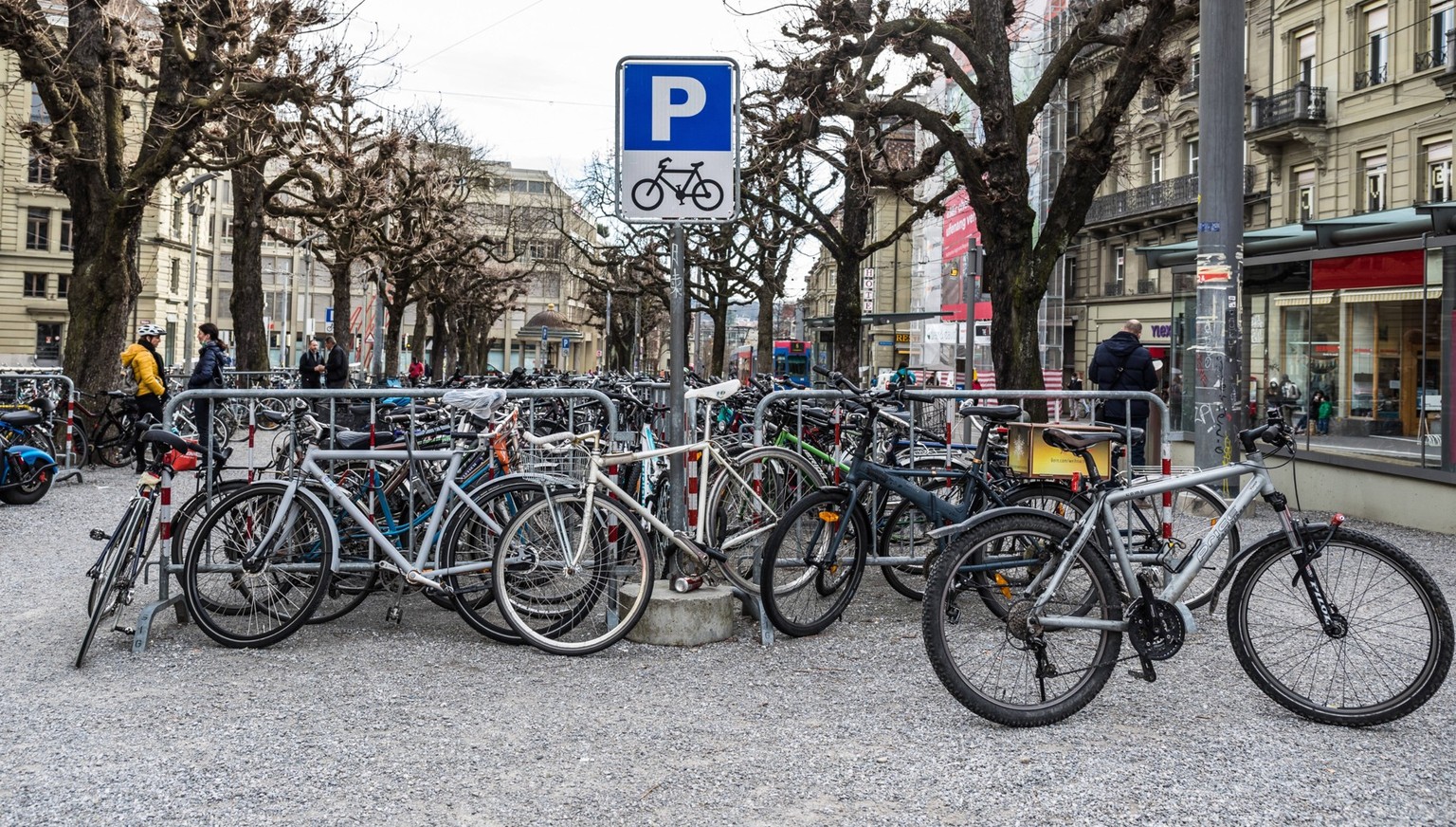 Veloparkplatz in Bern. Abgestellte Fahrräder. Schweiz.