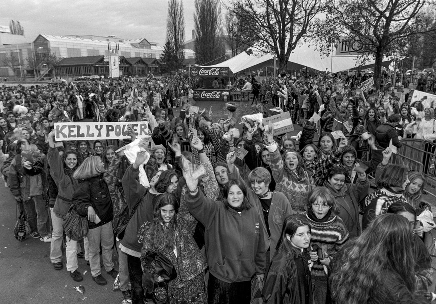 Kelly Family-Fans vor der Festhalle in Bern. Aufgenommen im November 1991. (KEYSTONE/Alessandro della Valle)