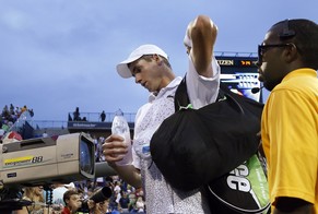 John Isner muss nach der dritten Pleite gegen Kohlschreiber seine Sachen packen.