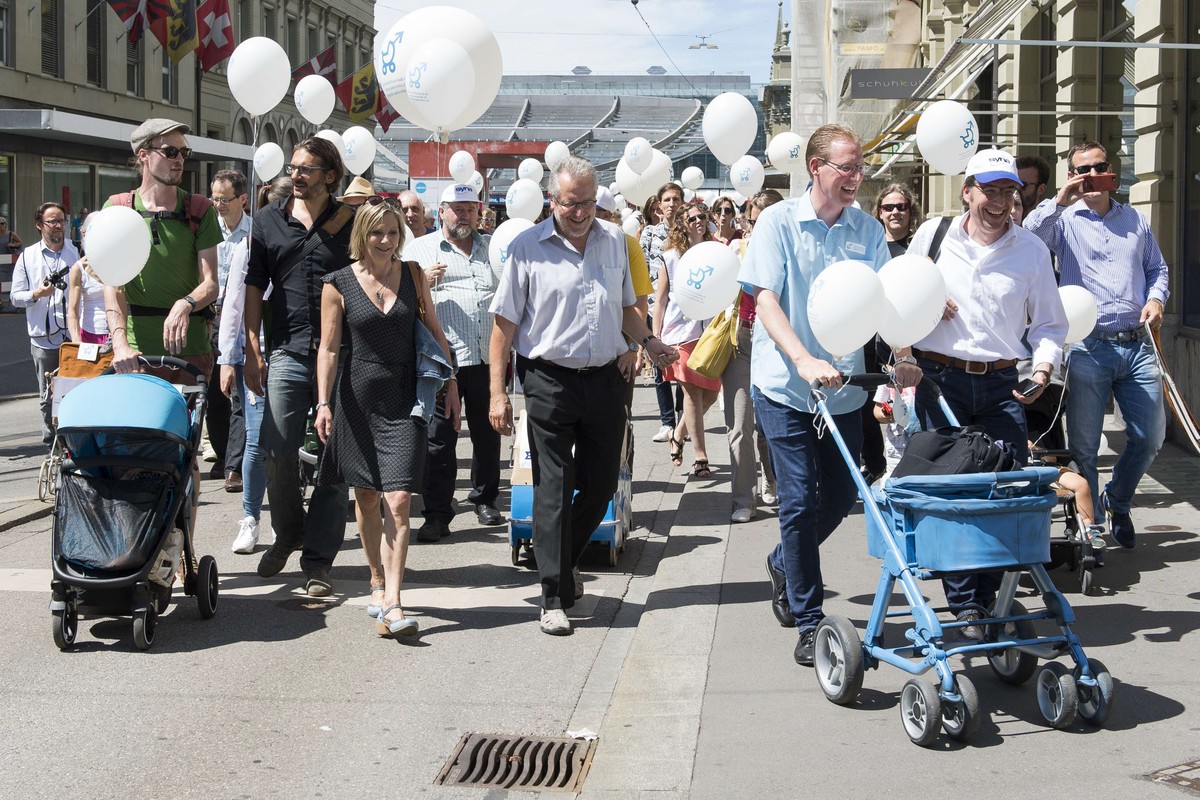 Aktionsteilnehmer mit Maya Graf, Nationalraetin GPS-BL, dritte links, Jacques-Andre Maire, Nationalrat SP-NE, vierter links, und Adrian Wuethrich, Vereinspraesident "Vaterschaftsurlaub jetzt!&quo ...
