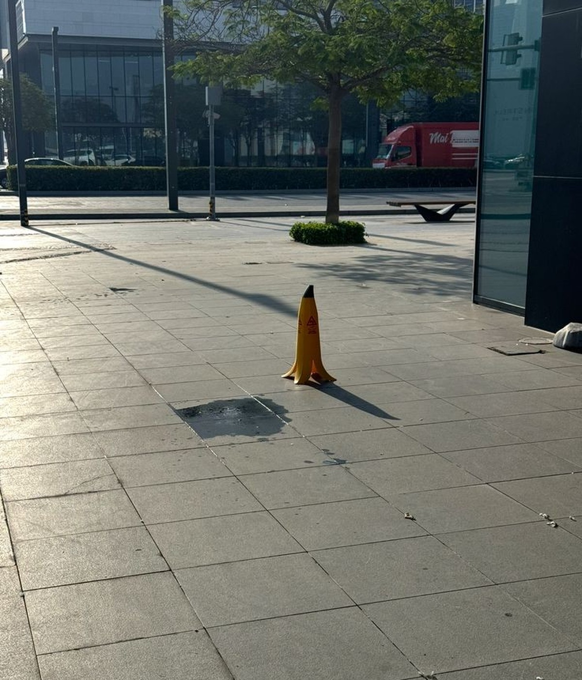 La banane géante, c'est un cone qui dit: attention, ça glisse!