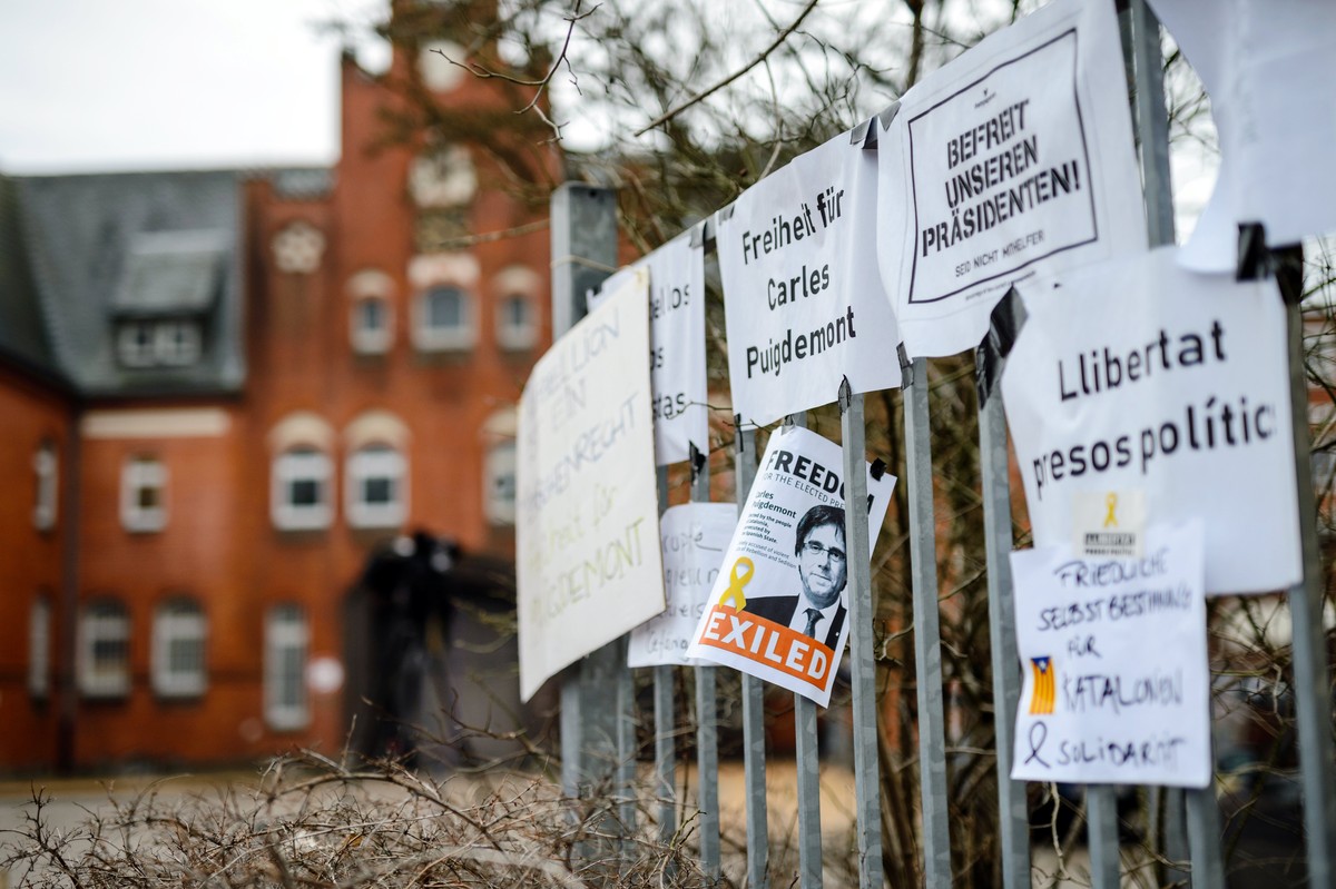 epa06633643 Cardboards are displayed on a fence in front of the 'Justizvollzugsanstalt (JVA) Neumuenster' prison, where the former Catalan leader Carles Puigdemont is detained, in Neumuenste ...