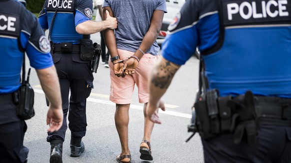 ARCHIV -- ZUR VEROEFFENTLICHUNG DES DROGEN REPORT 2018 DURCH DIE UNO AM DIENSTAG, 26. JUNI 2018, STELLEN WIR IHNEN FOLGENDES BILDMATERIAL ZUR VERFUEGUNG -- Des policiers de la Police municipale de la  ...