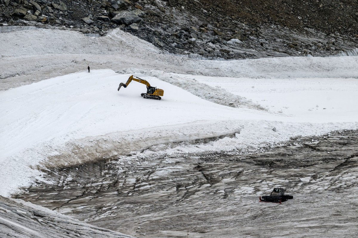 Des dameuses et une pelleteuse preparent la piste de ski "Gran Becca" pour la premiere edition de la Coupe du monde de ski alpin a Zermatt/Cervinia entre "Testa Grigia" et "La ...