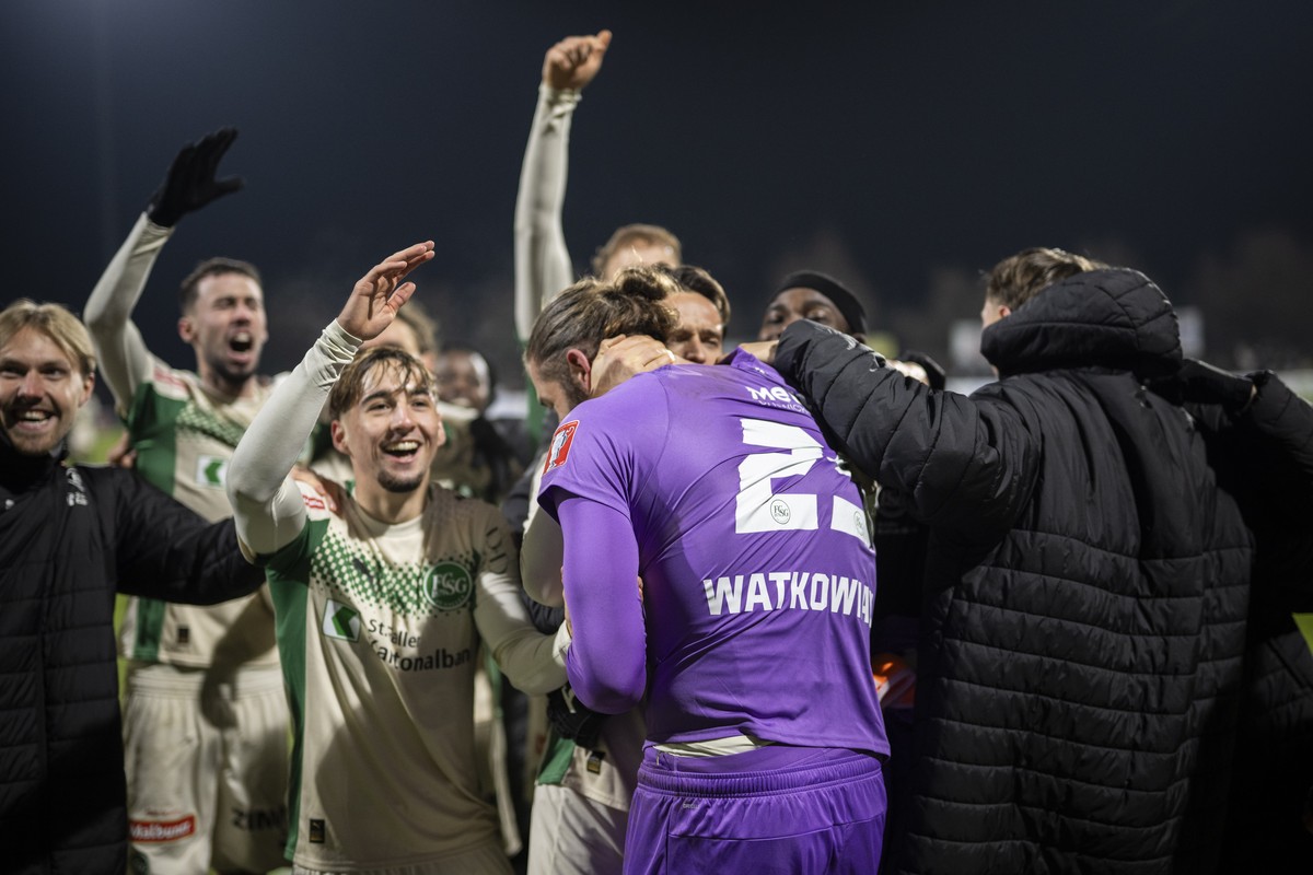 Die St. Galler bejubeln Torhueter Lukas Watkowiak nach dem Penaltyschiessen im Achtelfinal im Schweizer Cup Fussballspiel zwischen dem FC Rapperswil-Jona (FCR) und dem FC St. Gallen (SG), am Mittwoch, ...