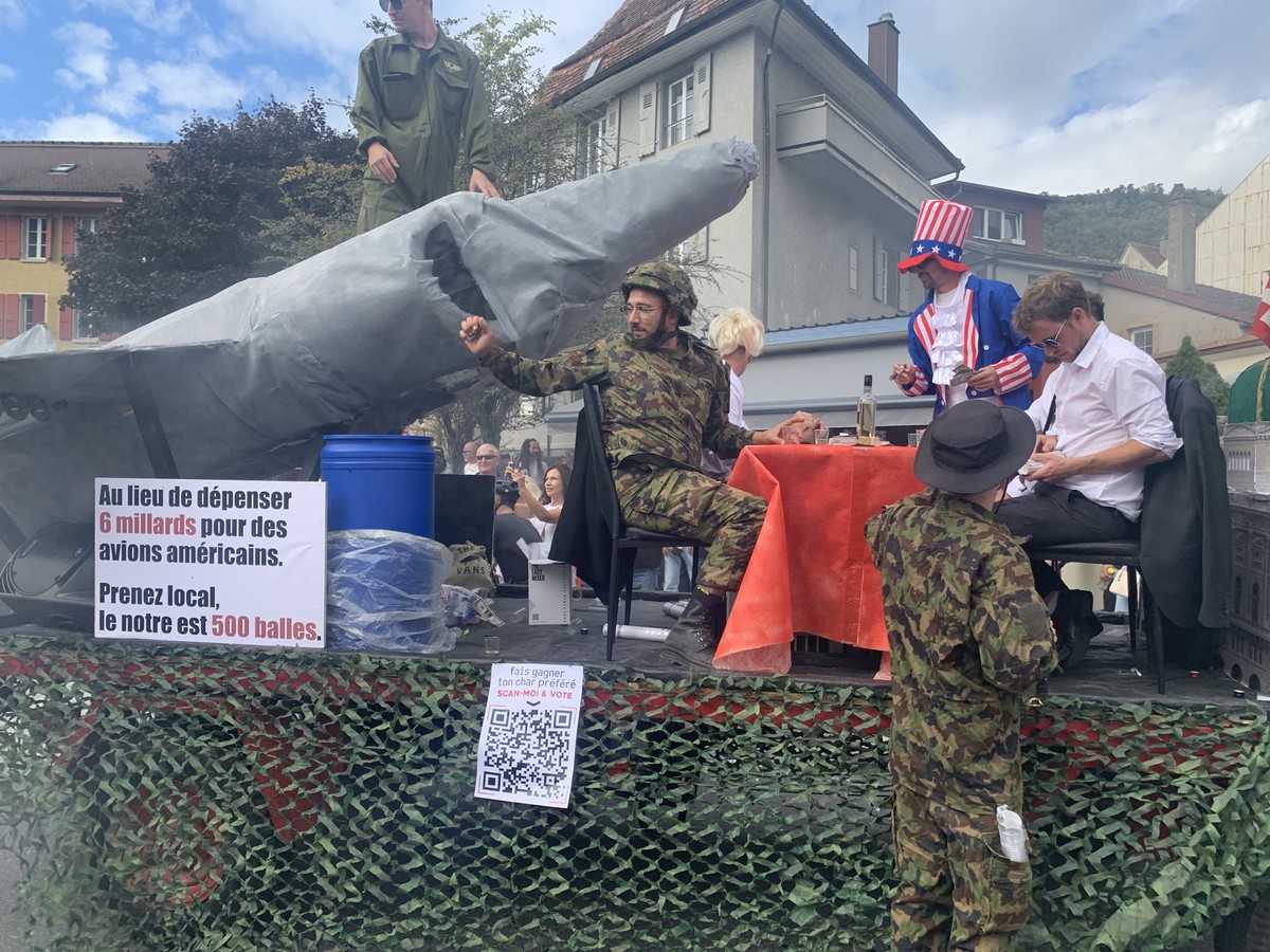 La signature du contrat du F-35, version neuvevilloise. La Neuveville, 14 septembre 2025.