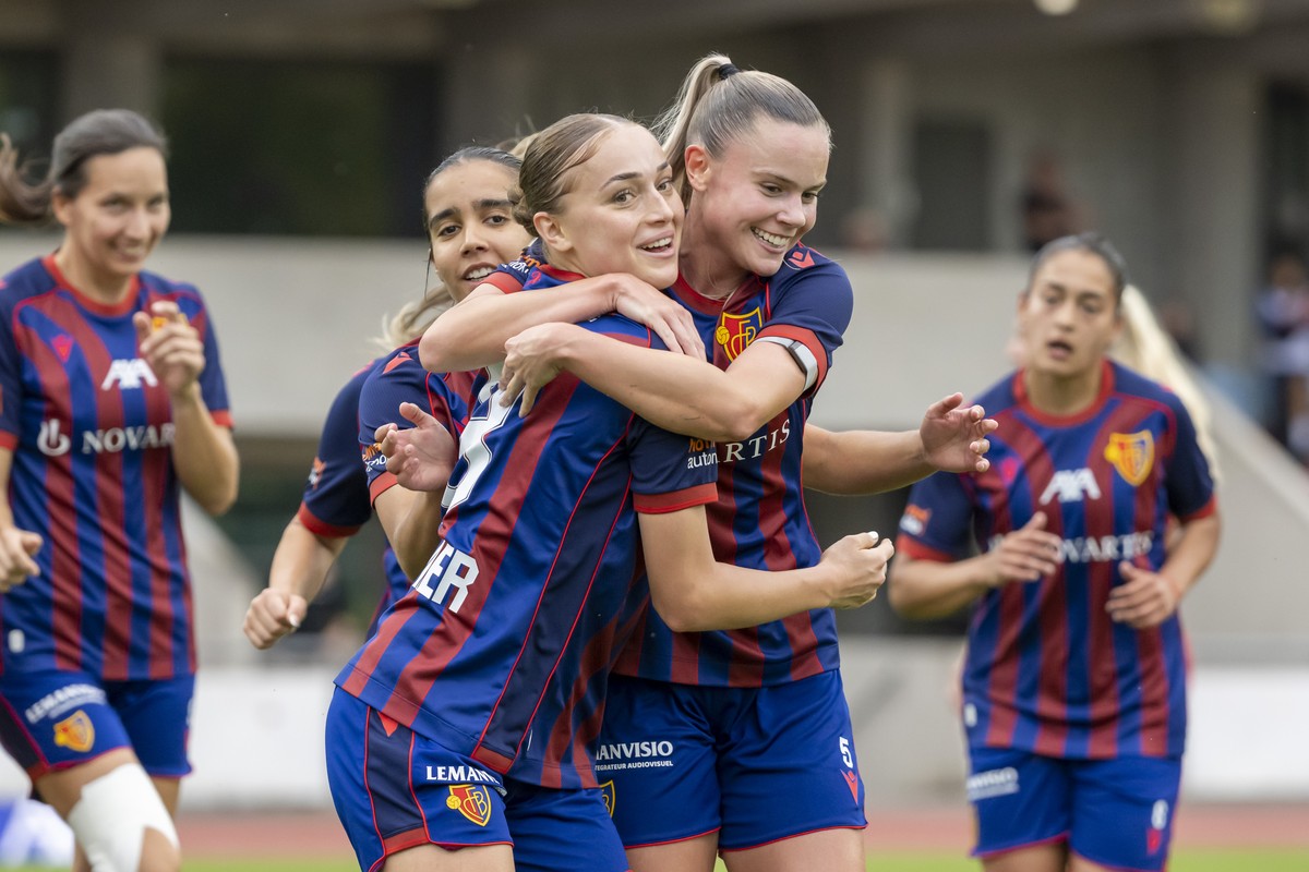 KEYPIX - Torschuetzin Lia Kamber (FCB), links, und Sabina Jackson (FCB), rechts, jubeln nach dem Tor zum 1:0 im Fussballspiel der Women's Super League zwischen dem FC Basel 1893 und dem FC Thun i ...