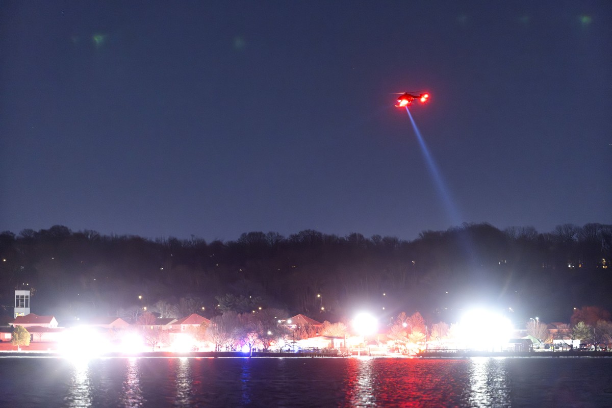 epa11862726 Rescue teams search the Potomac River after a commercial airplane reportedly collided with a military helicopter on approach to Ronald Reagan National Airport in Washington, DC, USA, 29 Ja ...