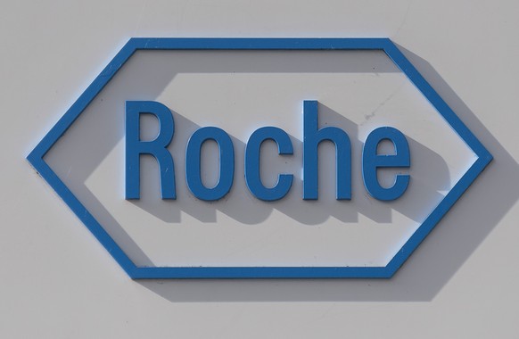 ARCHIVBILD ZU DEN UMSATZZAHLEN VON ROCHE --- Das Logo der Firma Roche in Basel, fotografiert am Donnerstag, 19. Oktober 2017. (KEYSTONE/Georgios Kefalas)